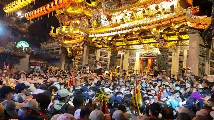 鎮瀾宮廟埕寸步難行，滿滿都是人。民眾提供