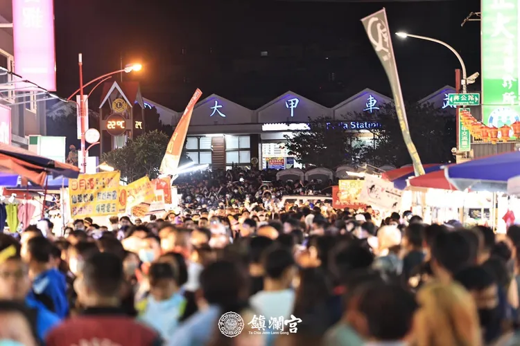 大甲火車站前人潮塞爆。大甲鎮瀾宮提供