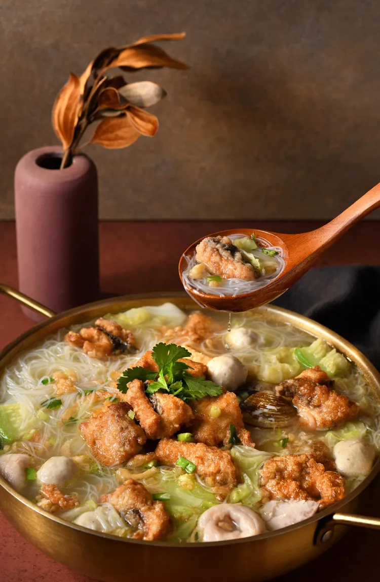 古家海鮮是傳統台式餐廳。圖為店內的餐點「土魠魚米粉鍋」。翻攝古家海鮮臉書