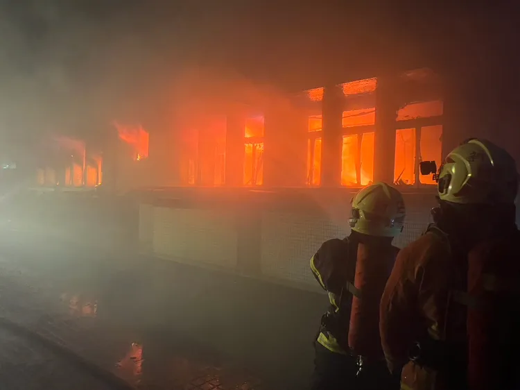 現場一樓火勢猛烈，煙霧四起，所幸無人傷亡。翻攝畫面