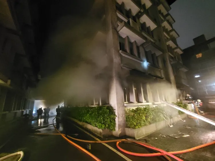 調查局廉政大樓一樓失火，現場煙霧四起。翻攝畫面