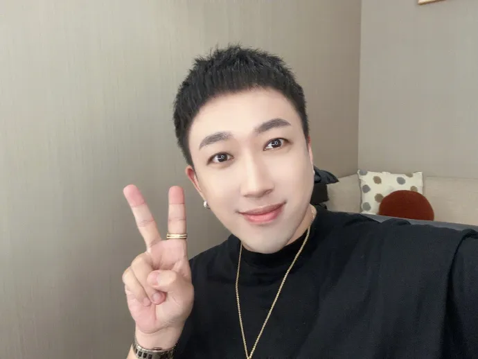 于正是導演也是經紀人,旗下不少帥哥美女藝人,大鳴大放也是他鮮明的個性。翻攝本人微博