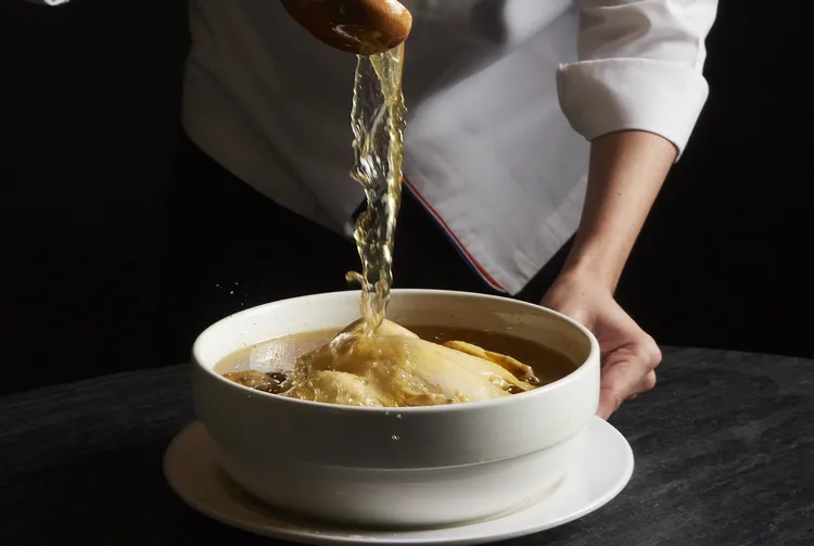 慢火熬煮的雞湯，是必吃的老饕菜色。業者提供