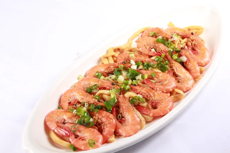 蒸海大蝦襯金蒜粄條。業者提供