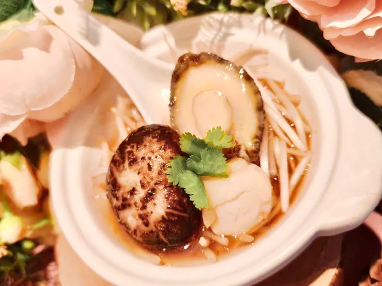 桃園青青格麗絲-鮑魚干貝盅。業者提供