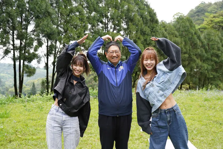 楊文科與樂天女孩體驗秘境瑜珈。新竹縣政府提供