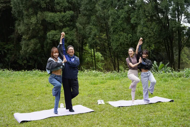 楊文科與樂天女孩體驗秘境瑜珈。新竹縣政府提供