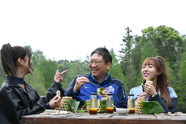 楊文科與樂天女孩體驗秘境瑜珈。新竹縣政府提供