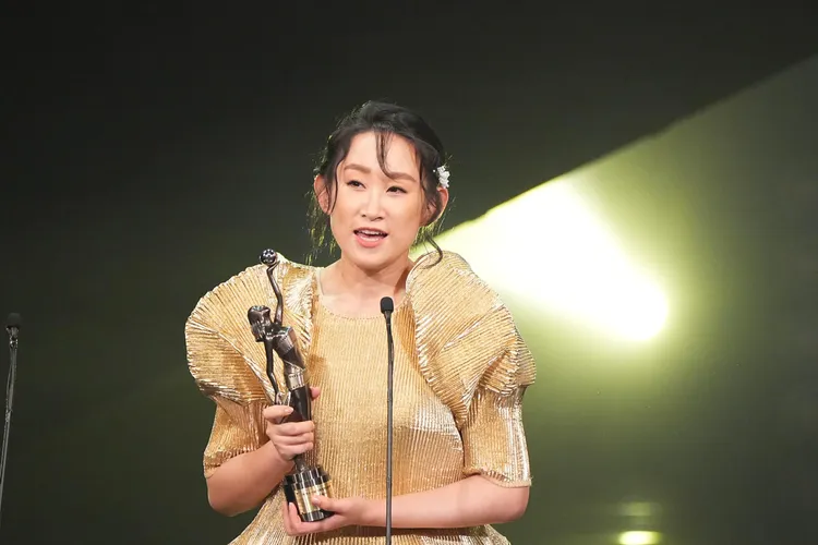 王菀之開心領獎。翻攝香港電影金像獎臉書