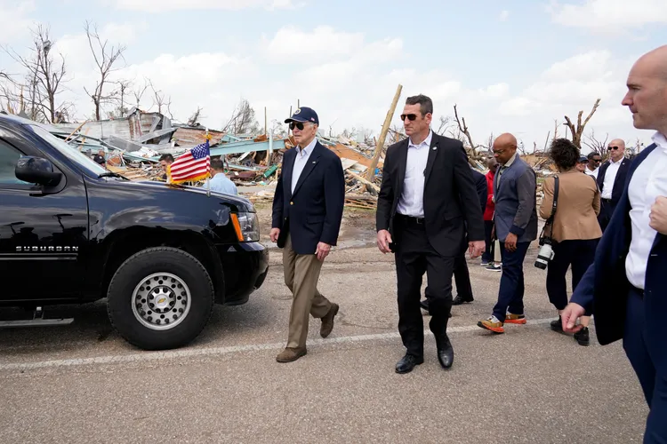 總統拜登視察災區。美聯社