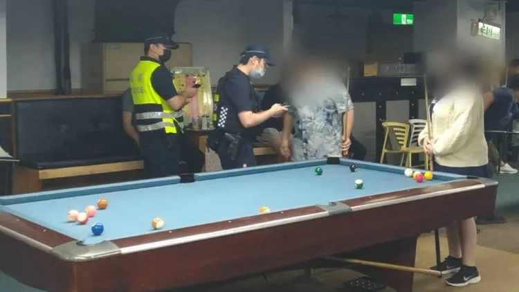 警方前往撞球間進行臨檢。中和警分局提供