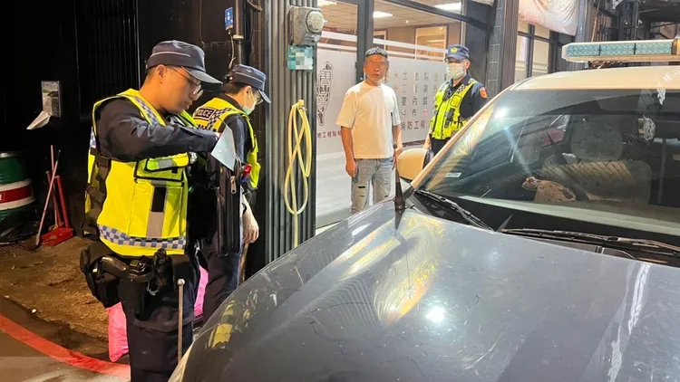 警方前往融資公司臨檢。新店警分局提供