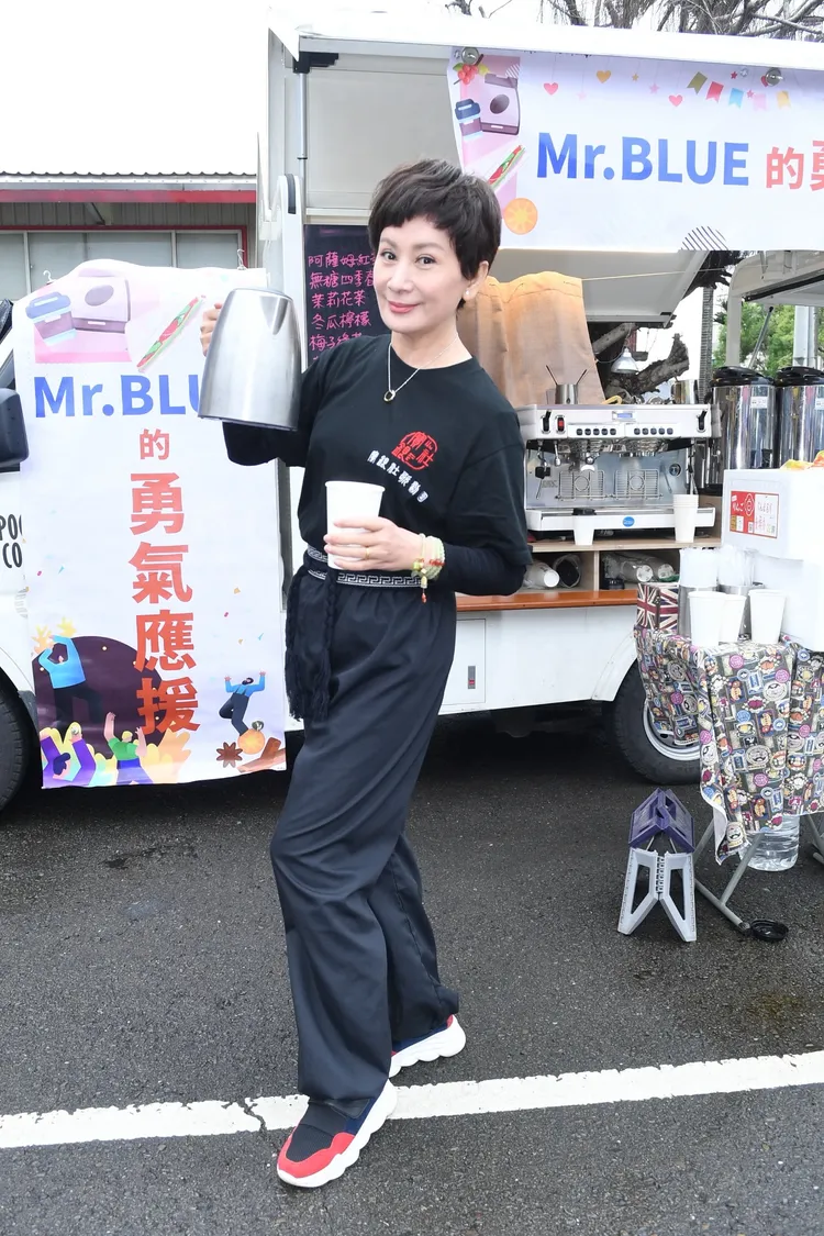 陳亞蘭開心有應援餐車為劇組加菜。華視提供