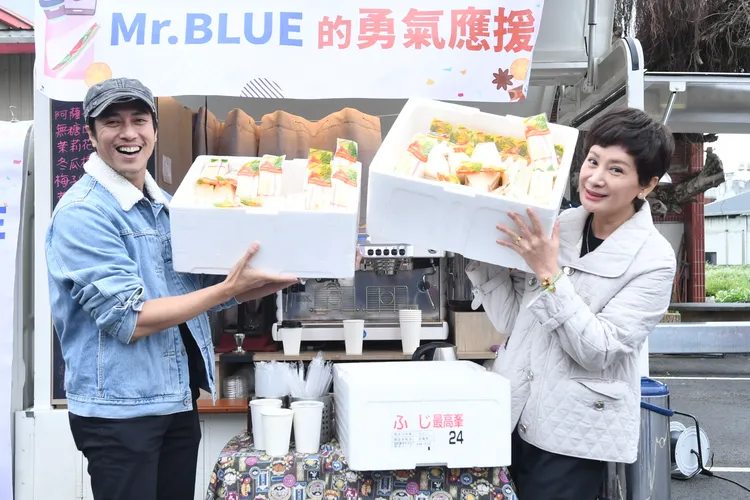 陳亞蘭（右）和莊凱勛享用美食。華視提供