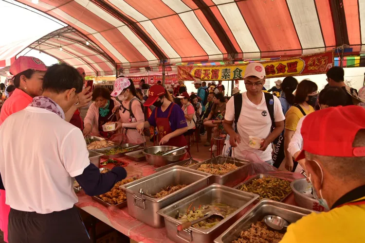 因應隨行進香人潮暴增，許多點心站均加碼準備。翻攝臉書「西螺新天宮新社媽」