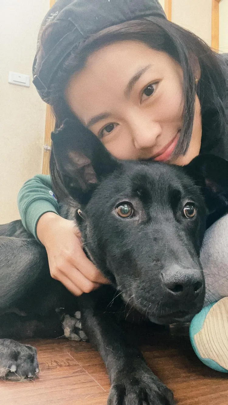 米可白和愛犬感情超好。翻攝自米可白臉書