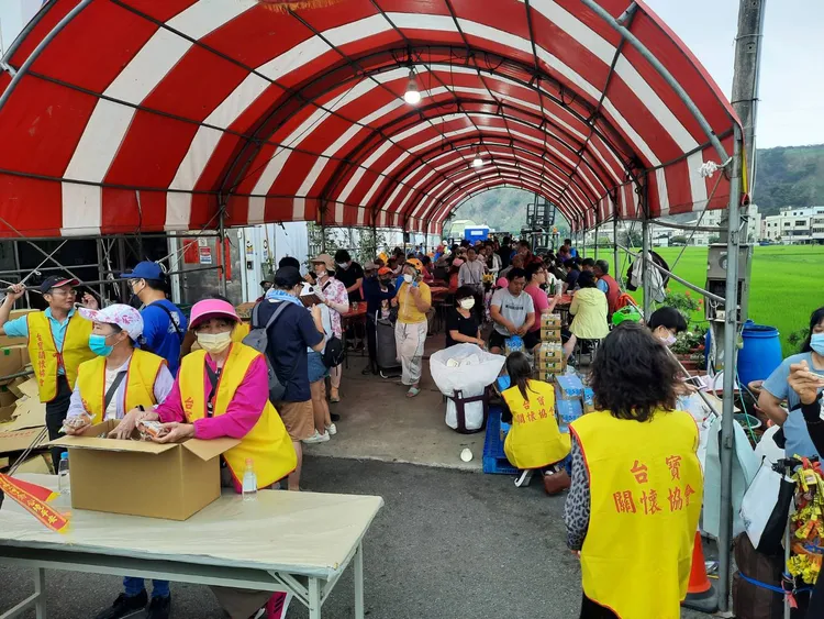 台寶關懷協會設置的點心站。民眾提供