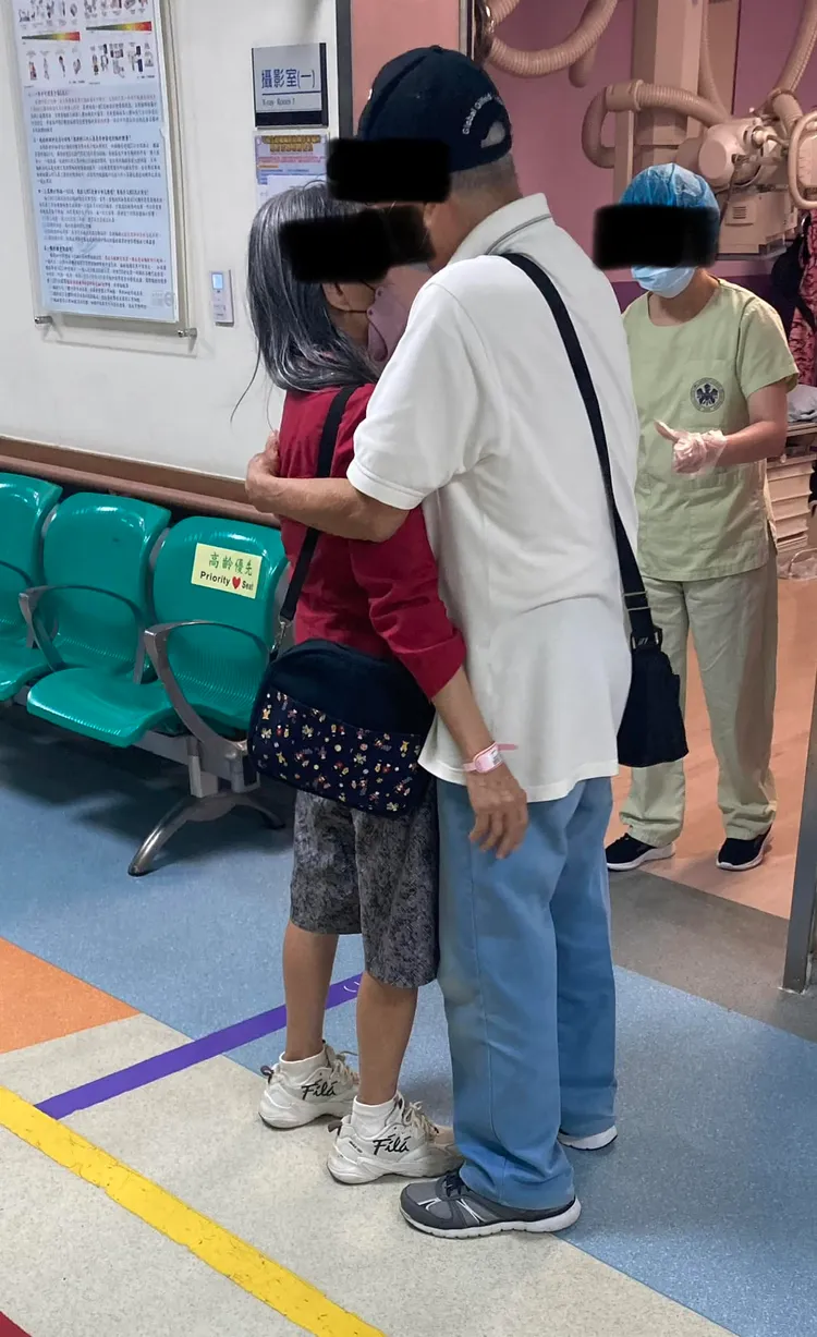 老夫妻旁若無人緊擁放閃。翻攝自沈柏佑臉書