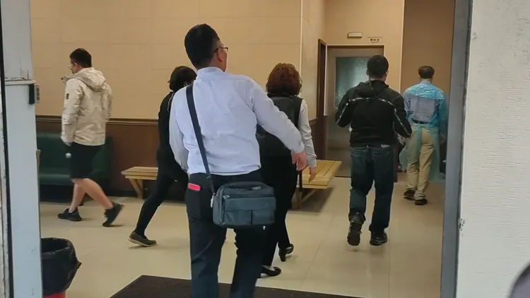 家屬進入解剖室內認屍。黃子騰攝