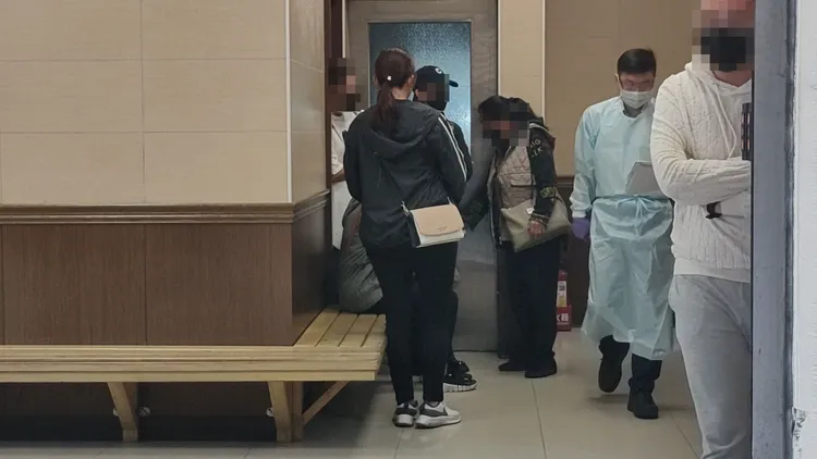 家屬來到殯儀館等待檢察官解剖。黃子騰攝