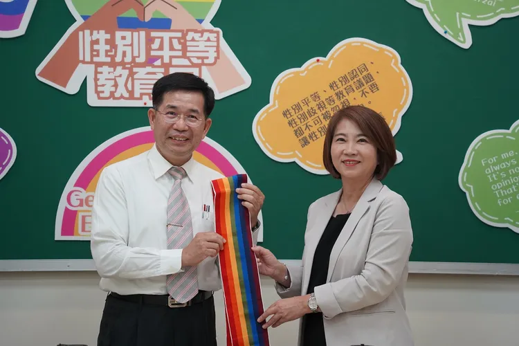 縣長周春米致贈潘文忠部長排灣族傳統文化「彩虹腰帶」，象徵多元族群、性別融合。屏縣府提供