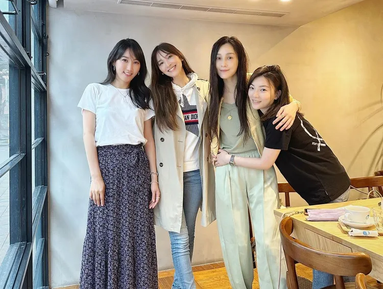 吳佩慈（左二）與范瑋琪（右二）和姊妹淘相聚。翻攝陳建州IG