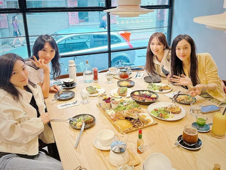 吳佩慈難得回台與閨密相聚。翻攝陳建州IG