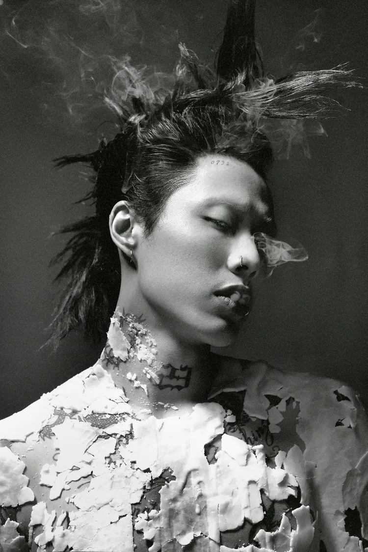 Marz23為了拍攝主視覺蠟油淋身。華納音樂提供