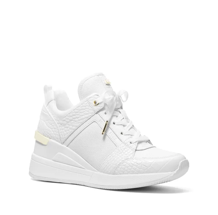 曾馨瑩穿著的同款MICHAEL KORS Active白色休閒鞋，約1萬200元。品牌提供