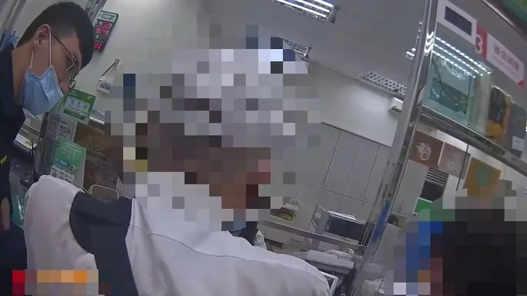 警員向洪男及其妻子勸說。海山警分局提供