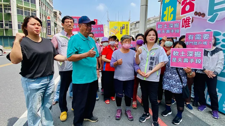 賴惠員與左鄰右舍婆婆媽媽一起召開記者會。王志弘攝