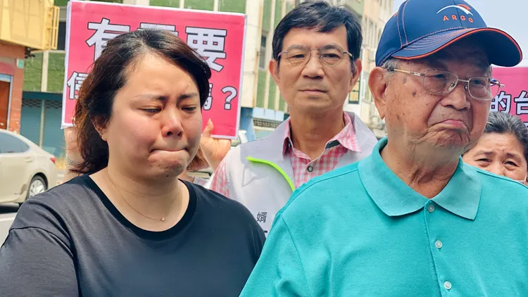 賴惠員的公公(右)與女兒說，覺得（看板）有無形的壓力，很鬱卒！王志弘攝