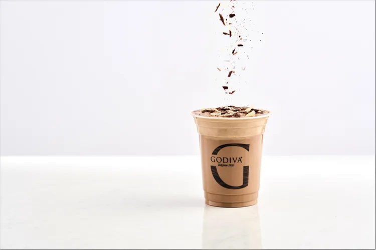 GODIVA全新可可特調飲品系列包含清醇爽口的可可拿鐵、香醇濃郁的經典巧克力飲品與奶昔。業者提供
