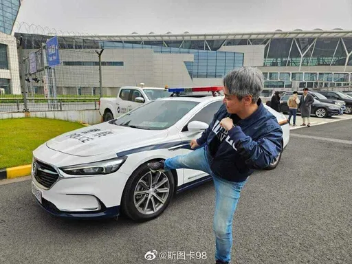陪馬英九訪中「踢警車喊反攻大陸」 政大教授道歉!認了是屁孩行為