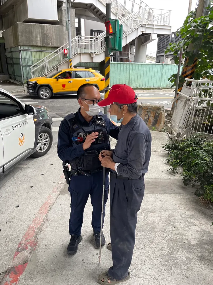 楊男差點走上洲美快速道路。翻攝畫面