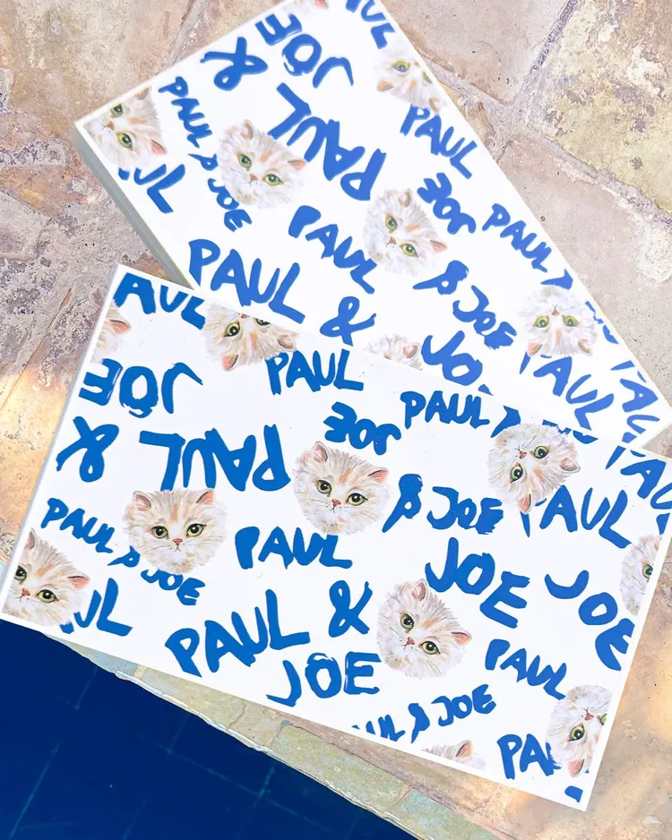 設計師Sophie將招牌的小白貓圖騰變為帶有叛逆感的塗鴉風，作為PAUL & JOE夏日彩妝的限定包裝。品牌提供