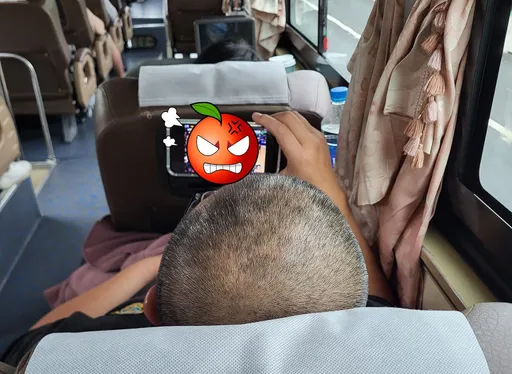 阿北椅背躺到底！稱要休息卻狂看球賽轉播　妹子搭客運返鄉超無奈