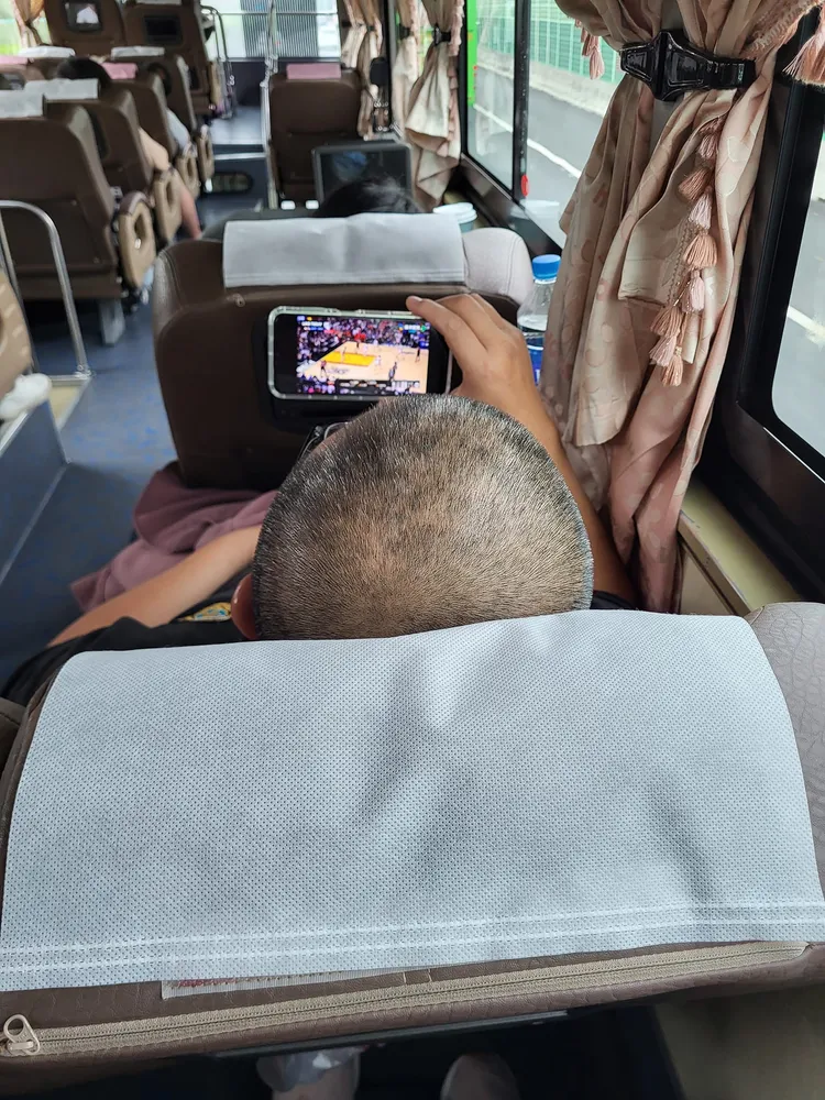 阿北用手機看NBA球賽還不戴耳機，其他乘客備受干擾。