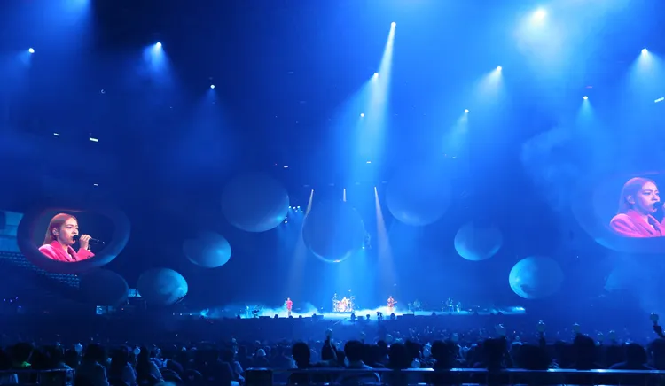 告五人將舞台幻化成「宇宙九大行星」。鄭孟晃攝