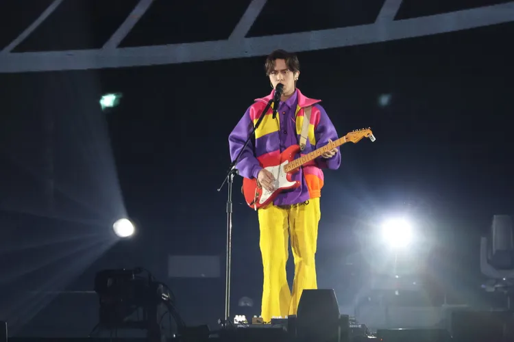 五告人男主唱兼吉他手雲安賣力演唱。