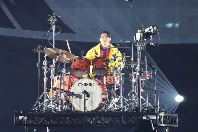 告五人鼓手哲謙盡情揮舞手中的鼓棒。相信音樂提供