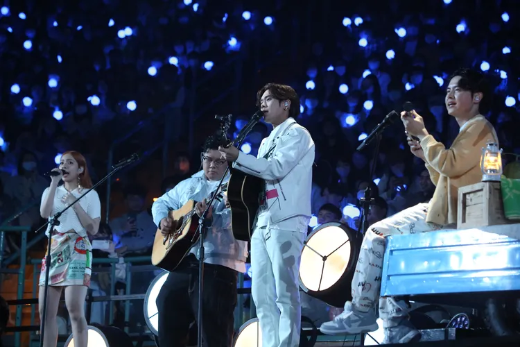 告五人初代吉他手潘燕山(左二)驚喜現身。鄭孟晃攝