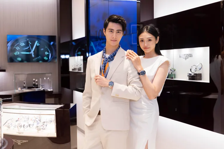 男女模特兒分別演繹全新推出的Spirit Flyback先行者系列飛返計時碼錶。品牌提供