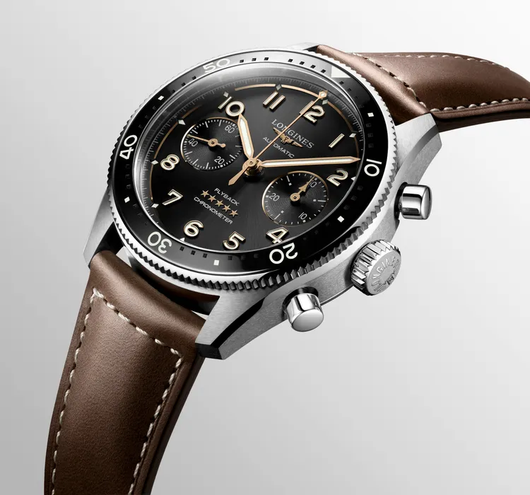 Spirit Flyback先行者系列精鋼飛返計時碼錶，黑色太陽放射紋面盤搭配棕色皮革錶帶款，14萬5200元。品牌提供