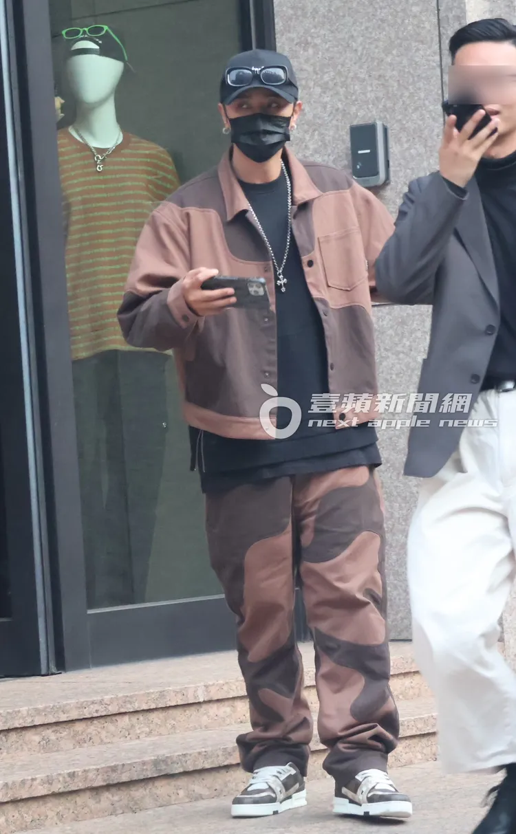 羅志祥（中）全身潮牌加配飾著裝至少10萬元行頭。特勤中心攝