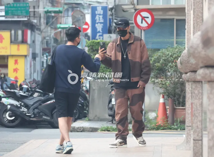 羅志祥（右）也和攝影師再三確認照片成品，有凸顯出帥氣的模樣才肯罷休。特勤中心攝