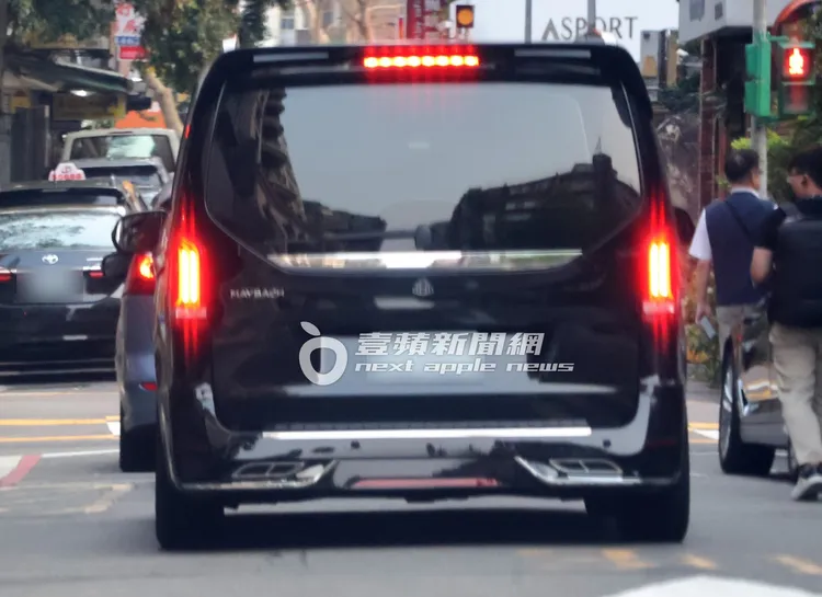 隨後羅志祥繼續搭乘邁巴赫潮車出巡，到下一間店巡視。特勤中心攝