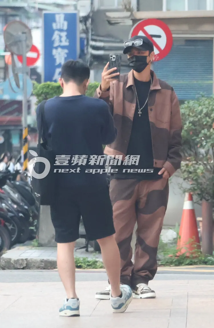 羅志祥（右）在潮牌店門口擺pose，拍下多張帥照 。特勤中心攝