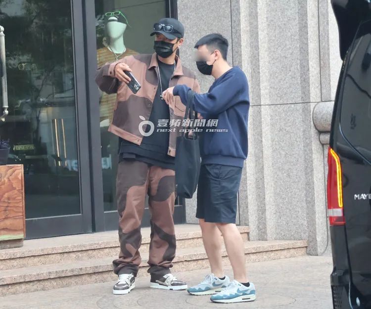 羅志祥（左）購物結束，拿出手機在門口自拍。特勤中心攝