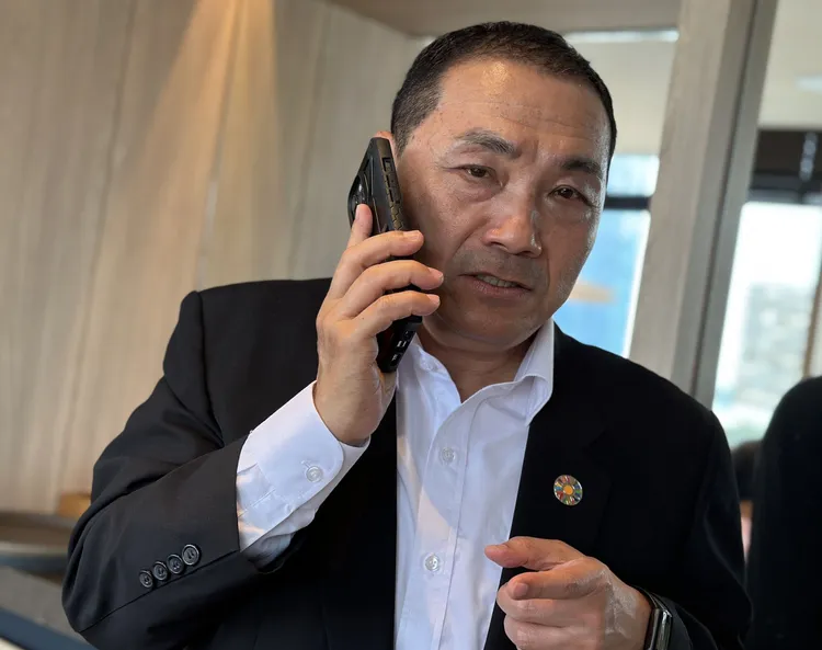 侯友宜越洋指示警察局強力壓制犯罪，民進黨批在作秀。新北市府提供